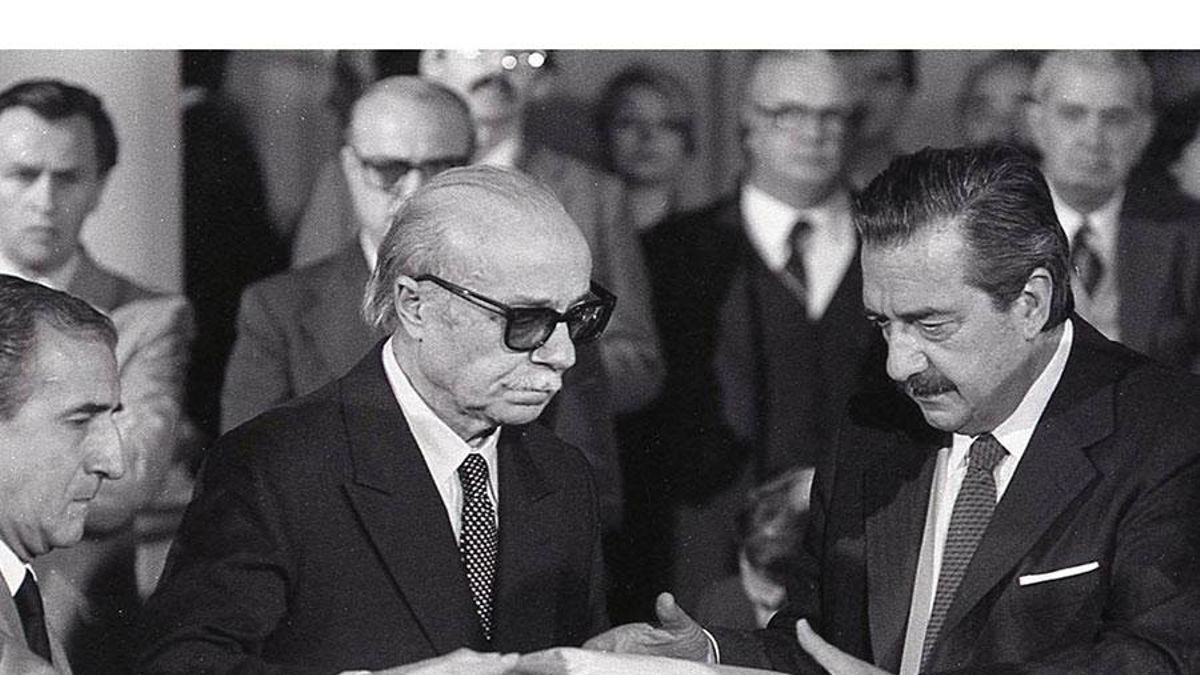 Ernesto Sábato entrega al presidente Raúl Alfonsín el informe final de la CONADEP (Comisión Nacional por la Desaparición de personas). Casa de Gobierno. 20 de septiembre de 1984