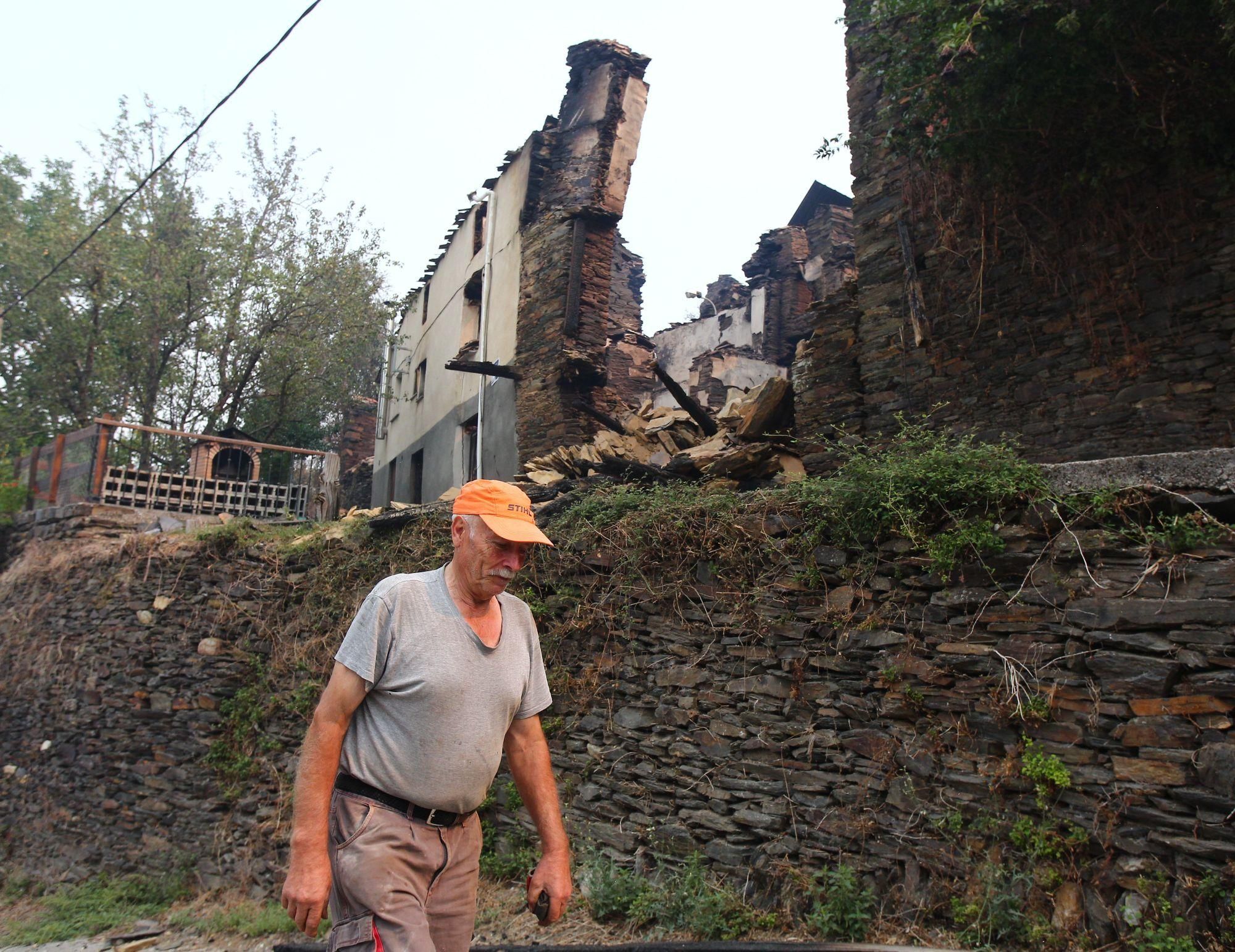 Las llamas calcinan el pueblo de Lusío en El Bierzo