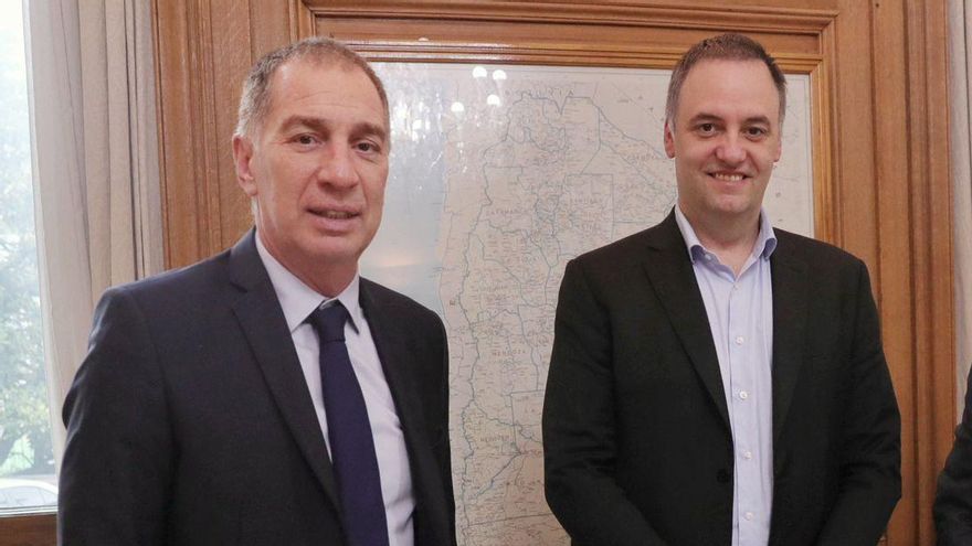 Diego Santilli y Manuel Adorni.