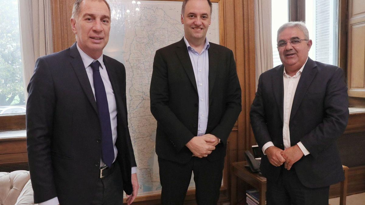 Diego Santilli y Manuel Adorni junto al gobernador de Catamarca, Raúl Jalil.