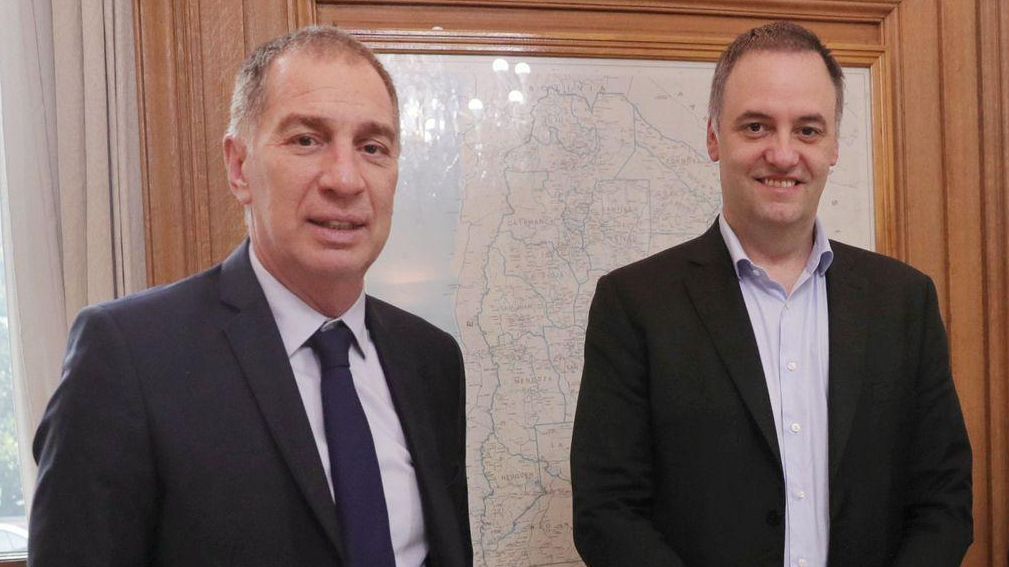 Manuel Adorni y Diego Santilli se reparten Turismo y Deportes mientras Scioli espera un nuevo lugar en el Gobierno
