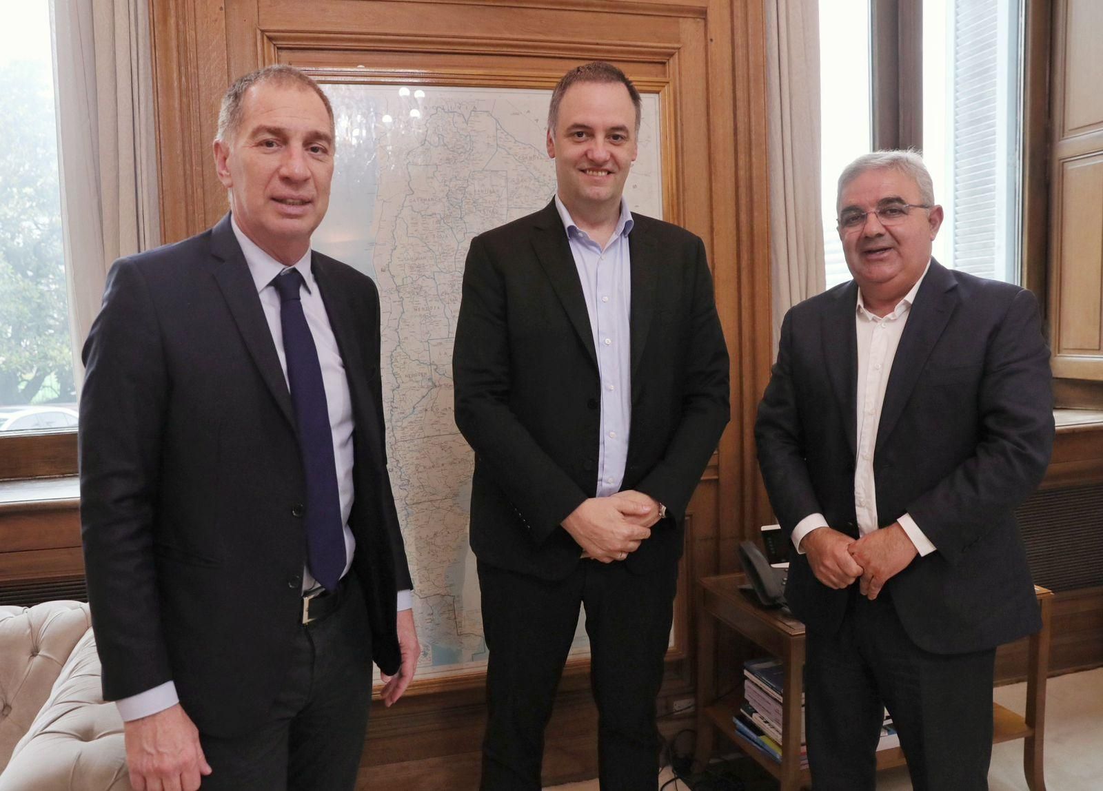 Diego Santilli y Manuel Adorni junto al gobernador de Catamarca, Raúl Jalil.