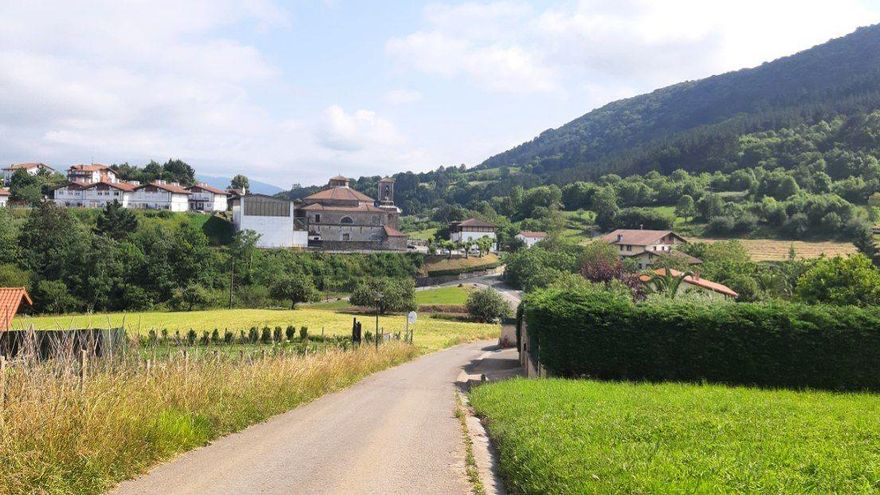 Murueta vista desde el camino que recorre ambos pueblos