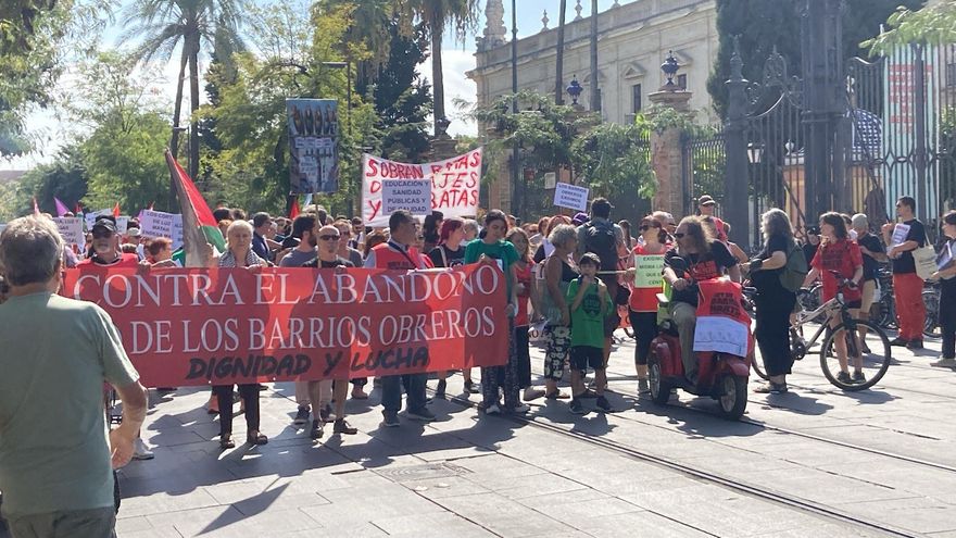 Barrios Hartos denuncia "el abandono" de las barriadas obreras de Sevilla protestando en las calles del centro