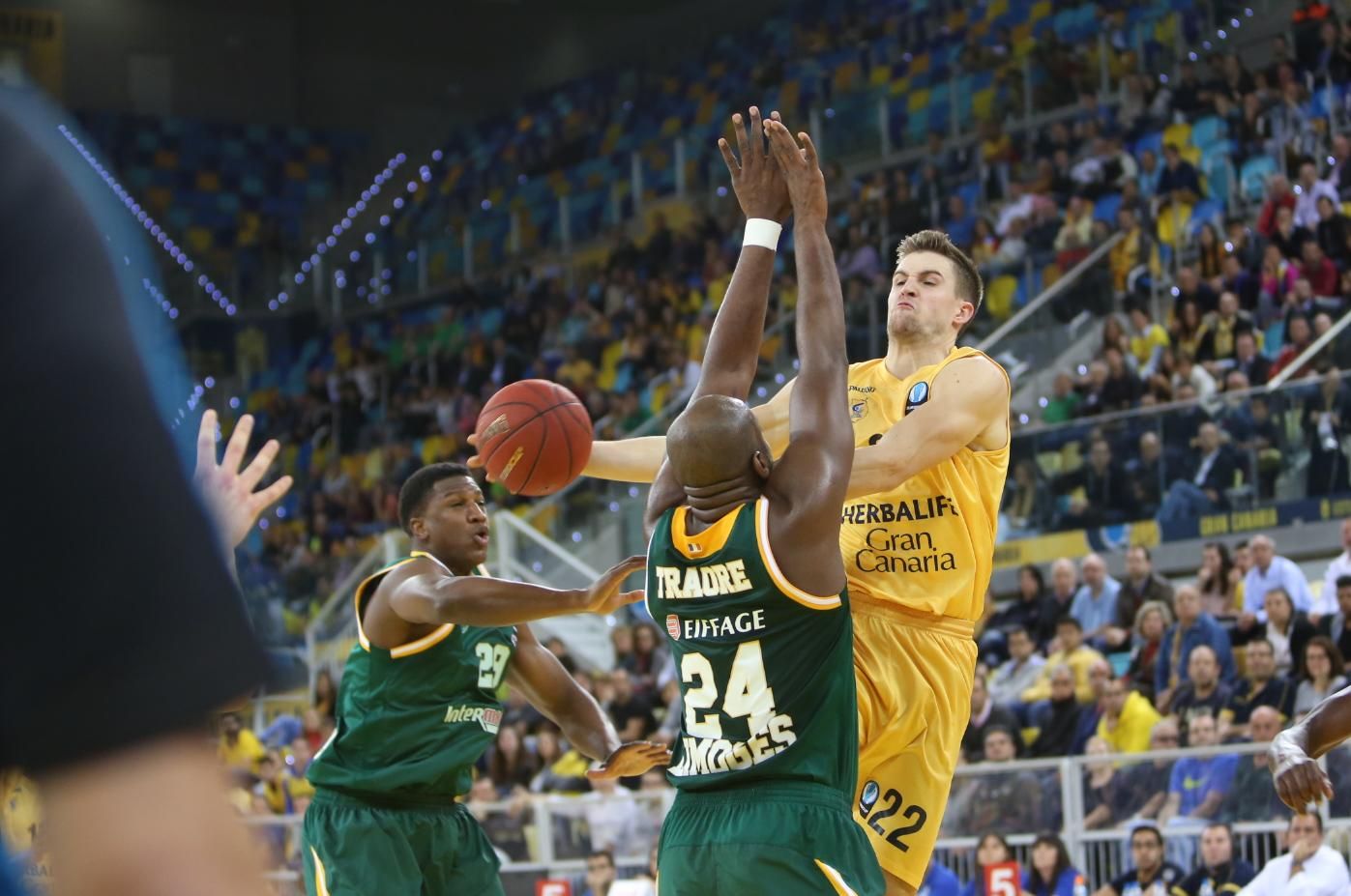 Imágenes del encuentro disputado en el Gran Canaria Arena entre el Herbalife y el Limoges. (Alejandro Ramos).