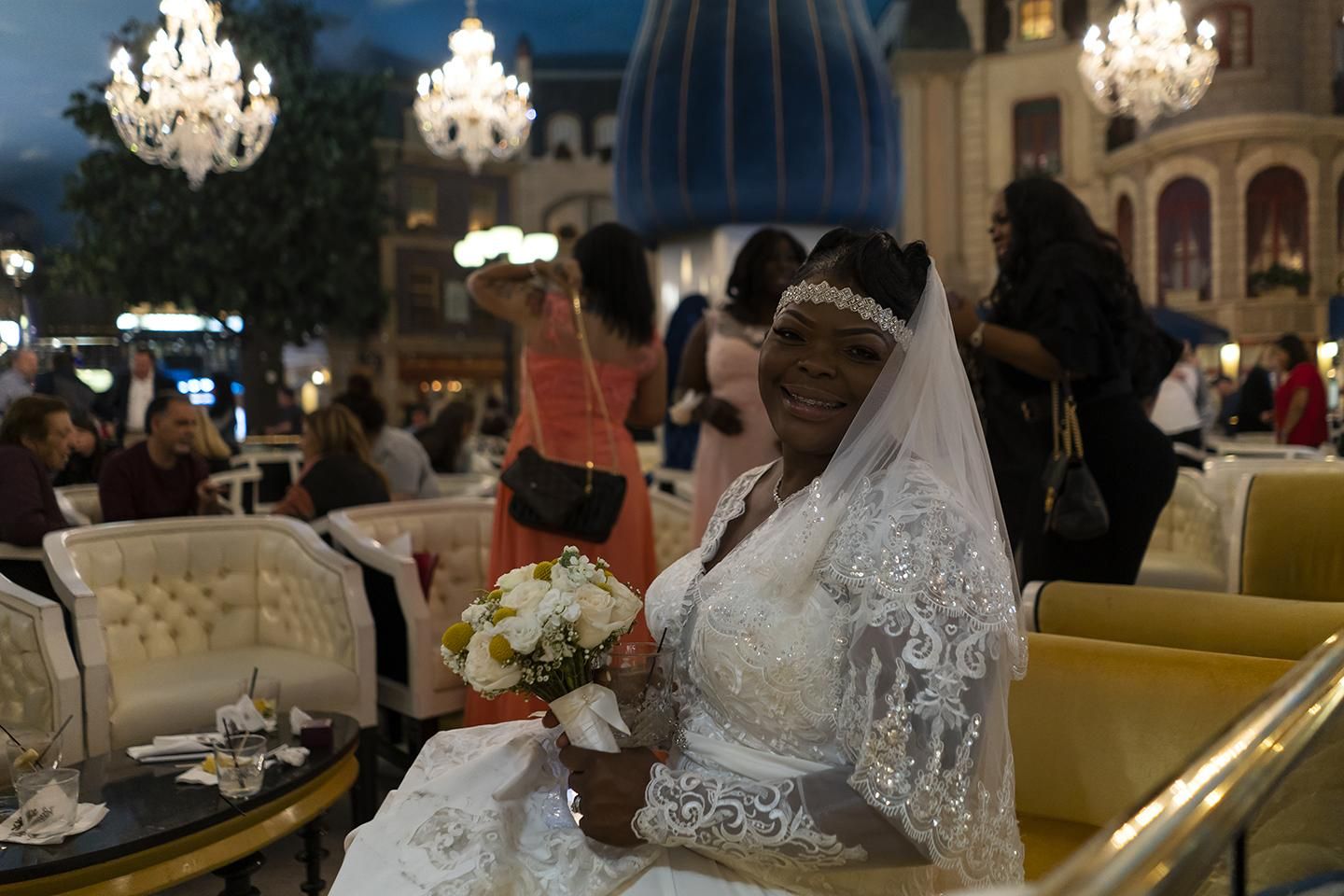 Una novia en el hotel casino París de La Vegas (U.S.A) en el que se emula el ambiente de la ciudad francesa. | JOAQUÍN GÓMEZ SASTRE