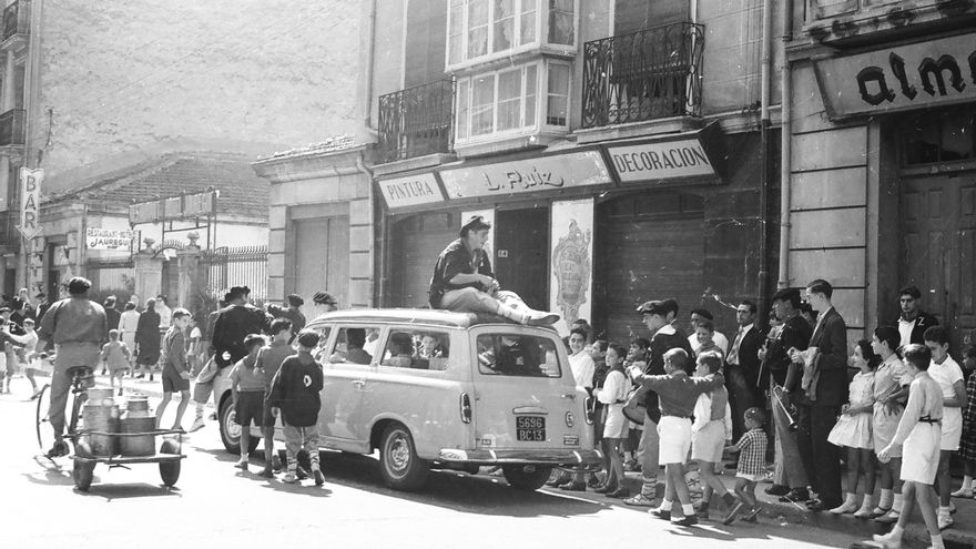 El ambiente en las calles de Vitoria en el Día del Blusa de 1958