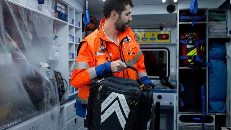 El médico asistencial del 061 Marcos Penas en el interior de una ambulancia en Ourense, este lunes.