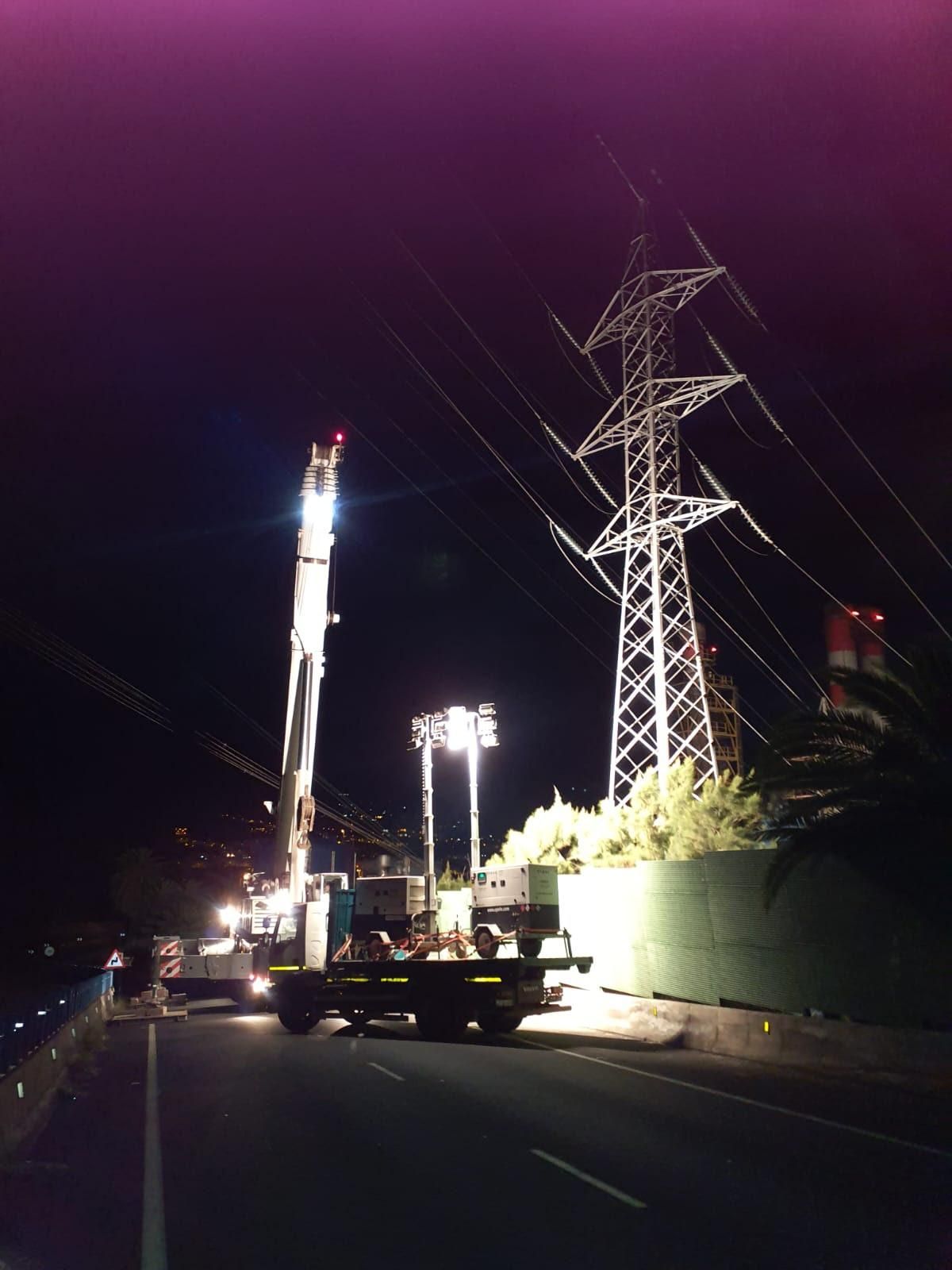 Un momento del proceso de retirada del transformador.