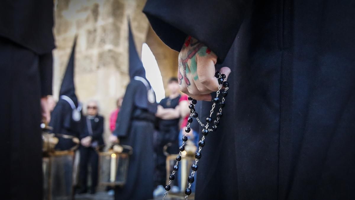 La salida procesional de la hermandad de Ánimas, en imágenes