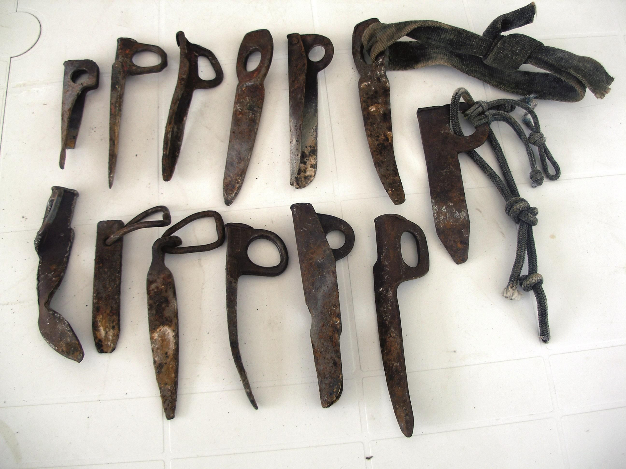 Clavos antiguos de la apertura de la ‘Sur’ del Valdecoro repuestos por el Grupo de Montaña ALTAI.