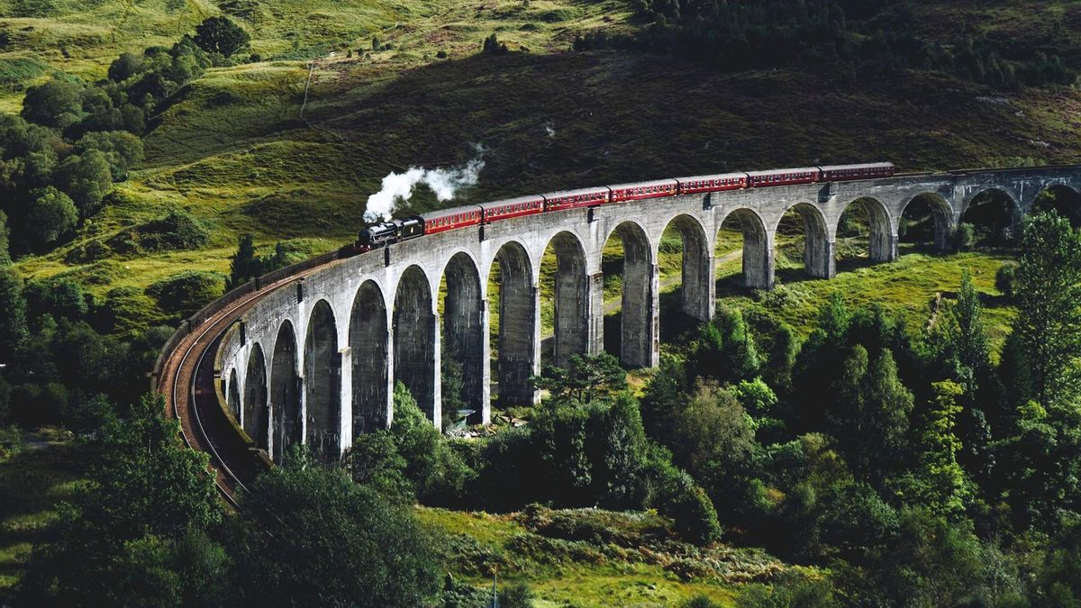 El viaducto de Glenfinnan y el tren de vapor Jacobite, en Escocia.