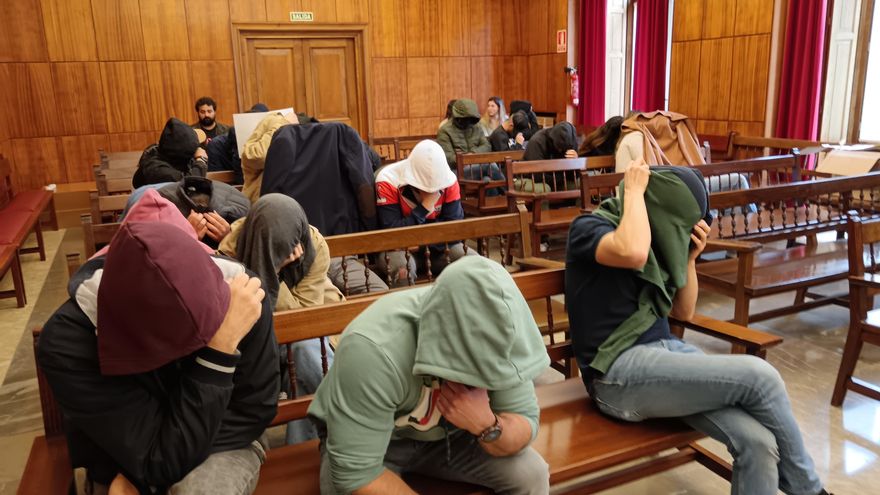 La difusión de un video sexual por WhatsApp sienta a 30 personas en el banquillo de los acusados en Asturias