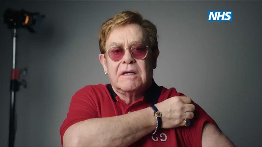 Elton John participa en una campaña de fomento a la vacunación