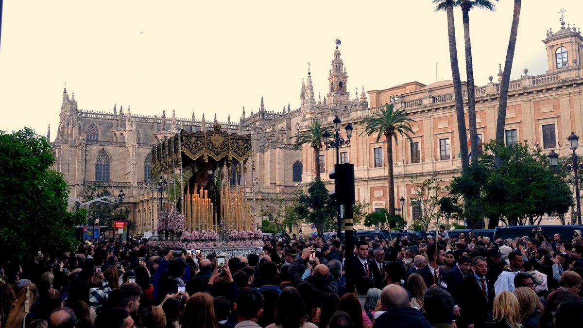 Bulla en la Avenida de la Constitución con la Virgen de los Dolores del Cerro con la Catedral al fondo