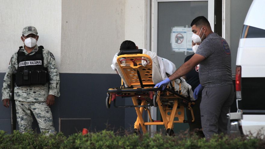 Paramédicos fueron registrados este martes al ingresar a una persona contagiada por la Covid-19 al Hospital General de Ciudad Juárez, en el estado de Chihuahua (México). EFE/Luis Torres