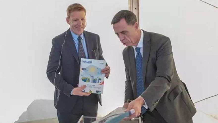 El director Desarrollo Generación de Naturgy, Carlos González, y el delegado de Naturgy Renovables en Canarias, Sergio Auffray, ponen la primera piedra del Parque Eólico de Puerto del Rosario.