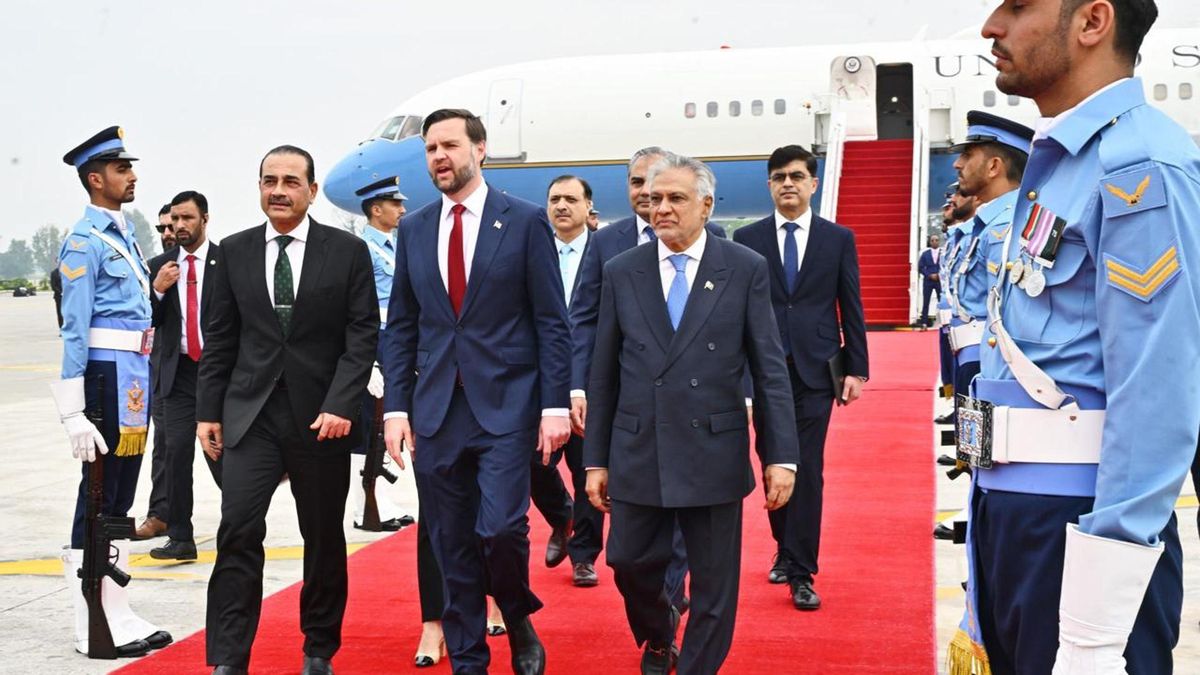 El vicepresidente de EE.UU. JD Vance (c) camina junto al jefe de las Fuerzas de Defensa y jefe del Estado Mayor del Ejército de Pakistán, el Mariscal de Campo Asim Munir (i), y el Viceprimer Ministro y Ministro de Asuntos Exteriores pakistaní, Mohammad Ishaq Dar (d), a su llegada al aeropuerto de Islamabad, Pakistán, este sábado 11 de abril de 2026, antes de las conversaciones de paz con Irán en medio de un frágil alto el fuego de dos semanas tras el conflicto que comenzó el 28 de febrero de 2026. EFE/EPA/MINISTERIO DE EXTERIORES DE PAKISTÁN / CEDIDA / SOLO PARA USO EDITORIAL/ NO VENTAS