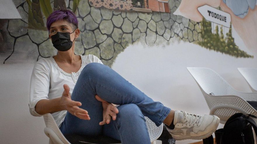 Carolina Pérez en su nueva peluquería instalada en Los Cancajos.