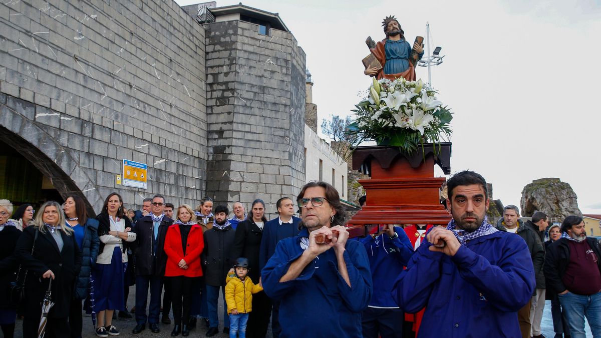 Cientos de personas celebran en Castro Urdiales la festividad de San Andrés, patrón de los marineros
