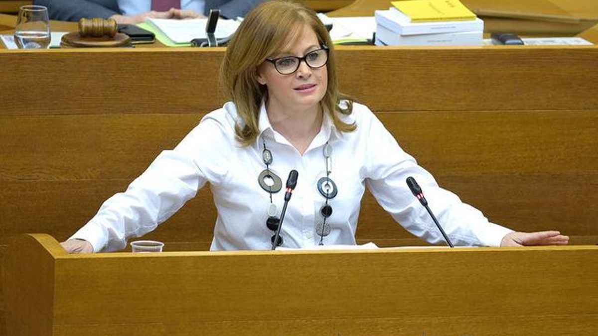 La diputada socialista Rosa Peris durante una sesión parlamentaria.