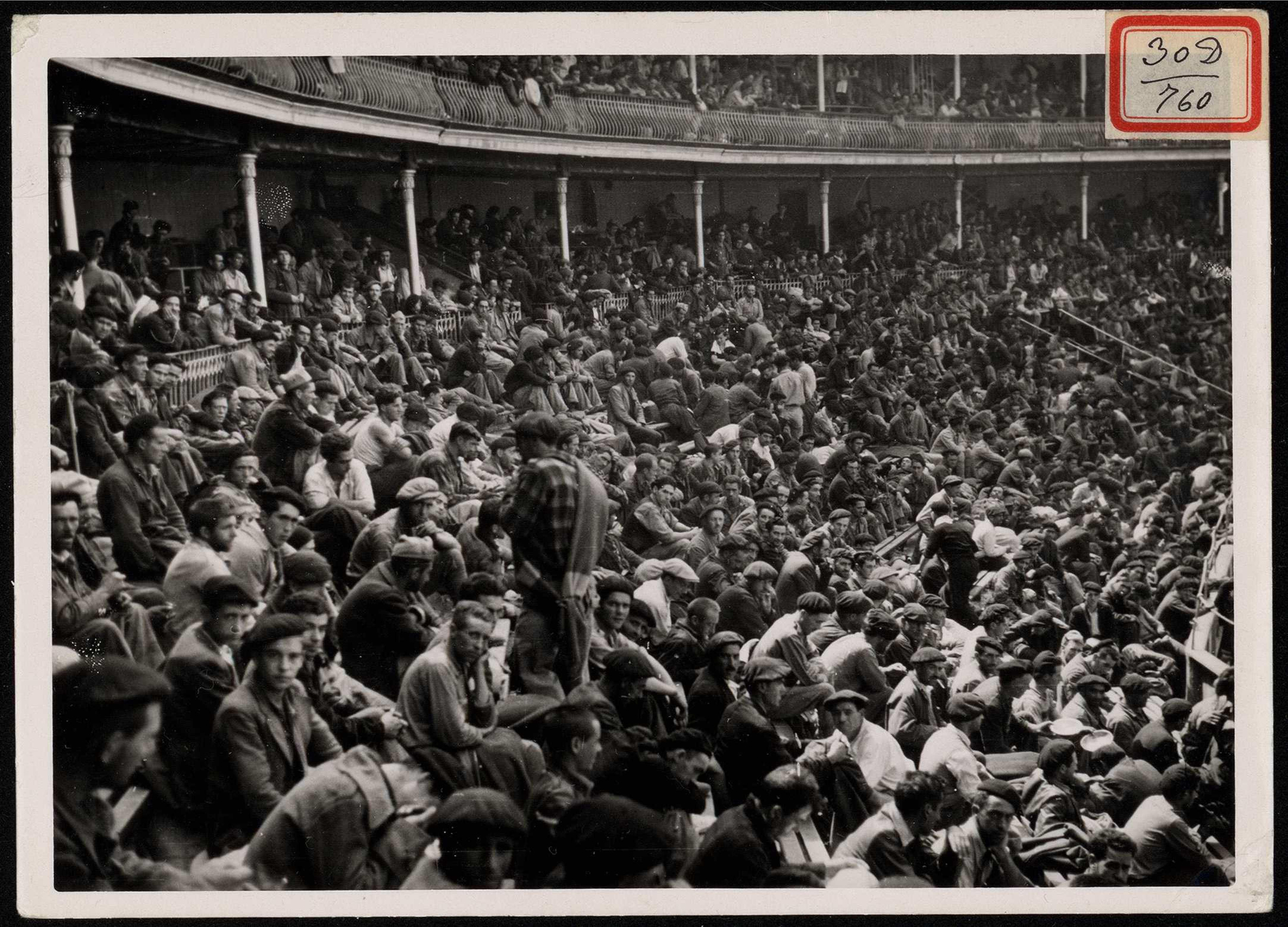 "Vista parcial de la Plaza de Toros de Santander donde 10.000 prisioneros estaban guardados por un alférez y dos soldados". | Biblioteca Nacional de España