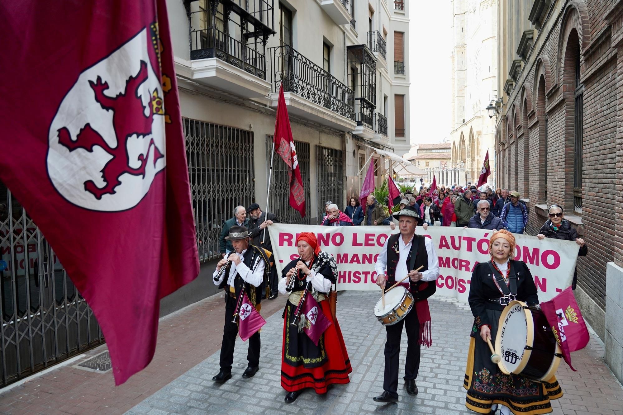 Leonesistas en marcha por los héroes leoneses el 24 de abril.