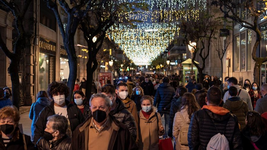Cientos de personas caminan por la céntrica calle del Paseo de Ourense.