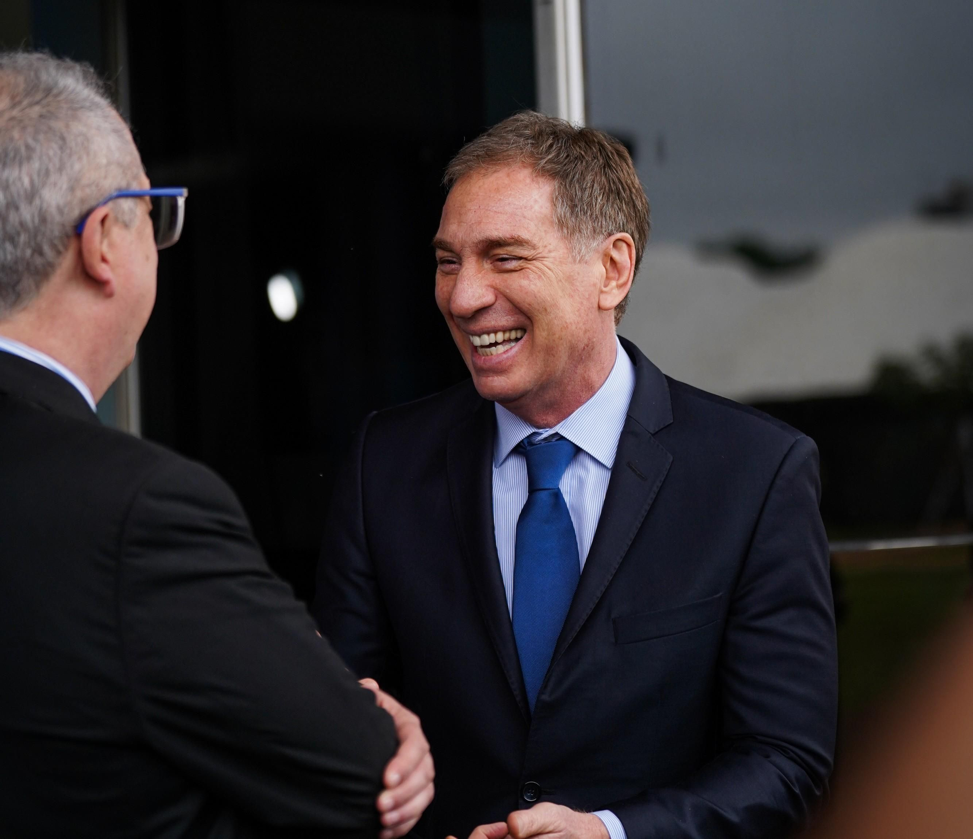 Diego Santilli saluda a Hugo Passalacqua, el gobernador de Misiones.