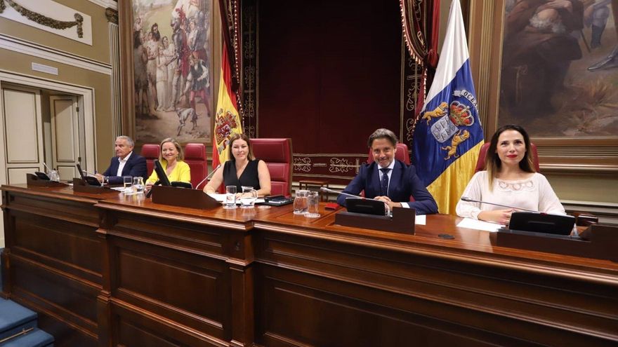 La Mesa del Parlamento canario se traslada a Gran Canaria este viernes para asistir a la toma de posesión de Clavijo