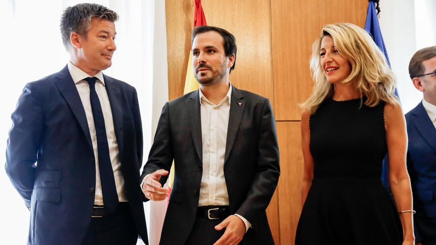 El director ejecutivo de Carrefour, Alexandre de Palmas; el ministro de Consumo, Alberto Garzón; y la vicepresidenta segunda del Gobierno y ministra de Trabajo y Economía Social, Yolanda Díaz.