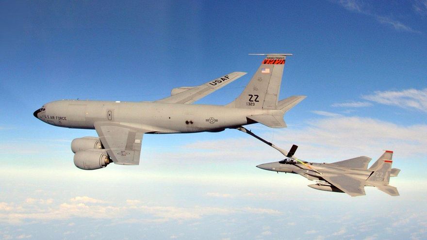 Un avión cisterna de Estados Unidos KC-135 del Ejército estadounidense.