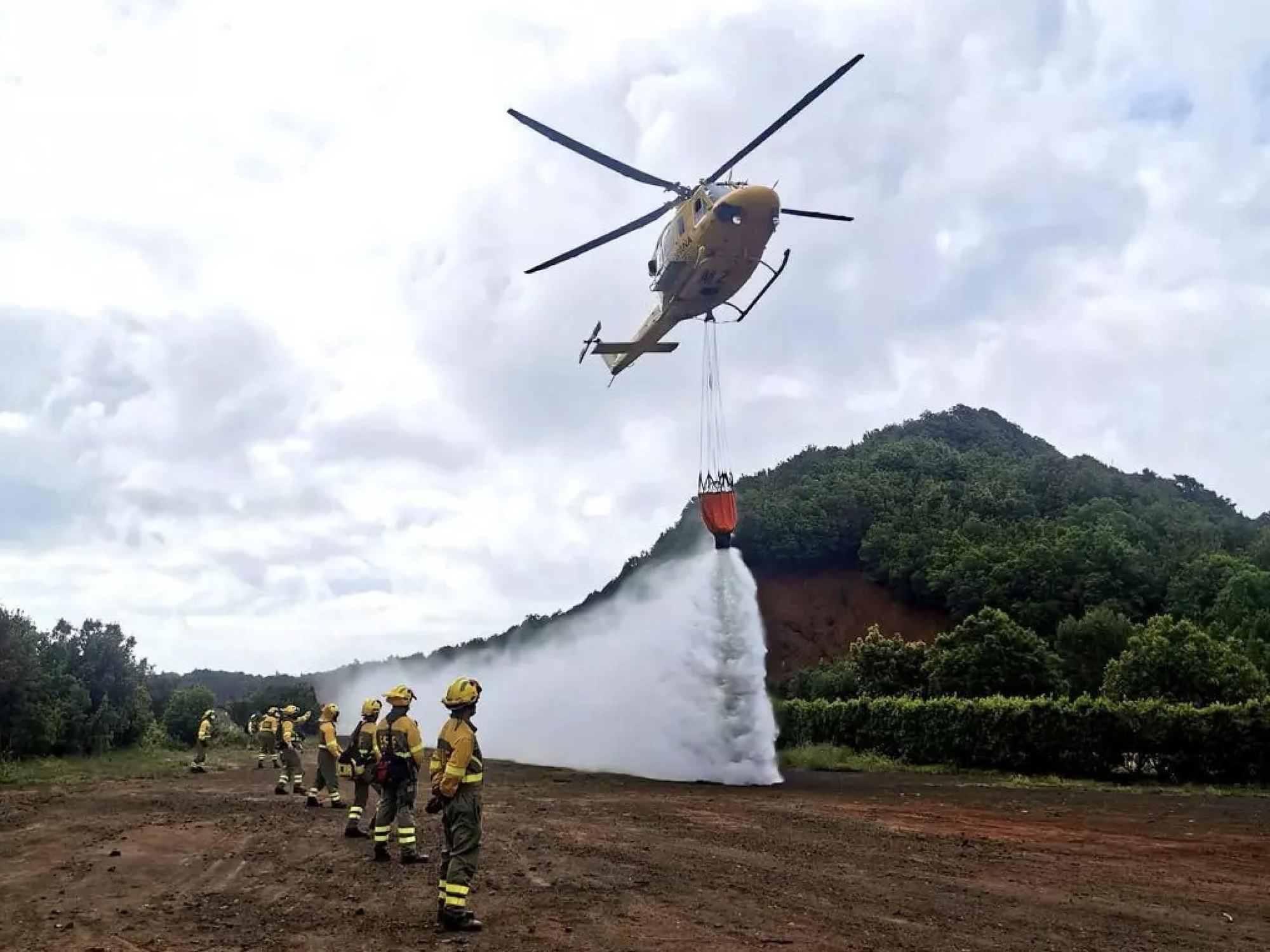 Imagen de archivo de un entrenamiento en lanzamiento de agua con uno de los dos  helicópteros de la BRIF con base en Puntagorda.