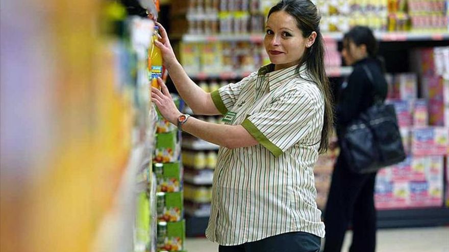 La brecha salarial entre hombres y mujeres no ha variado desde 2010. EFE