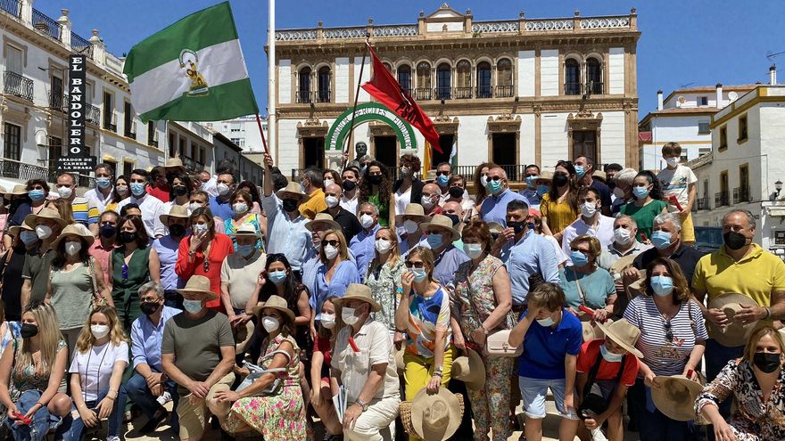 Espadas agarra la bandera andaluza (literalmente) para contrarrestar el mensaje andalucista de Susana Díaz