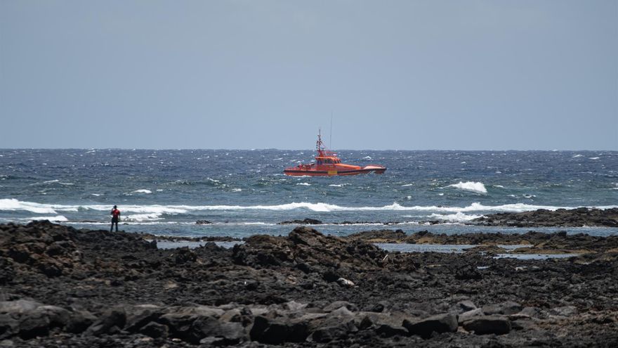 El naufragio de una patera a 24 kilómetros de Lanzarote deja tres muertes y varias personas desaparecidas