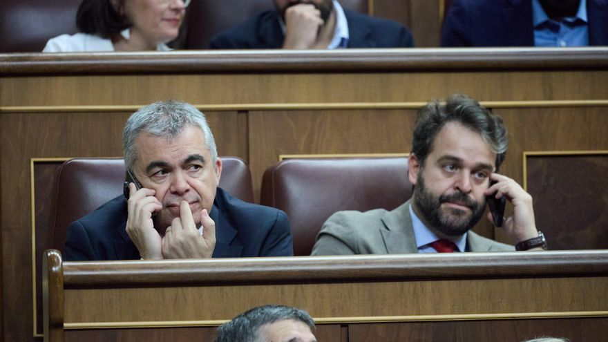 El secretario de Organización del PSOE, Santos Cerdán (i), durante una sesión plenaria en el Congreso de los Diputados, a 12 de junio de 2025, en Madrid (España)