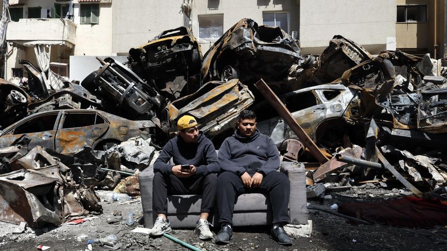 Personas se sientan entre los restos de coches en Corniche el Mazraa, una de las áreas afectadas durante una ola masiva de ataques aéreos israelíes el 08 de abril, en Beirut, Líbano, 13 de abril de 2026. Según el Ministerio de Salud Pública libanés, los ataques israelíes en todo el Líbano han matado al menos a 2.055 personas y herido a más de 6.588 desde el inicio de las renovadas hostilidades entre Israel y Hezbolá el 02 de marzo de 2026. (Líbano, Hizbulá/Hezbolá) EFE/EPA/WAEL HAMZEH