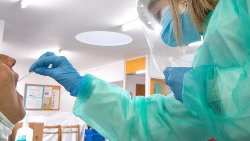 Castilla-La Mancha anuncia medidas “contundentes”: el 55% de la población ya tiene las máximas restricciones COVID