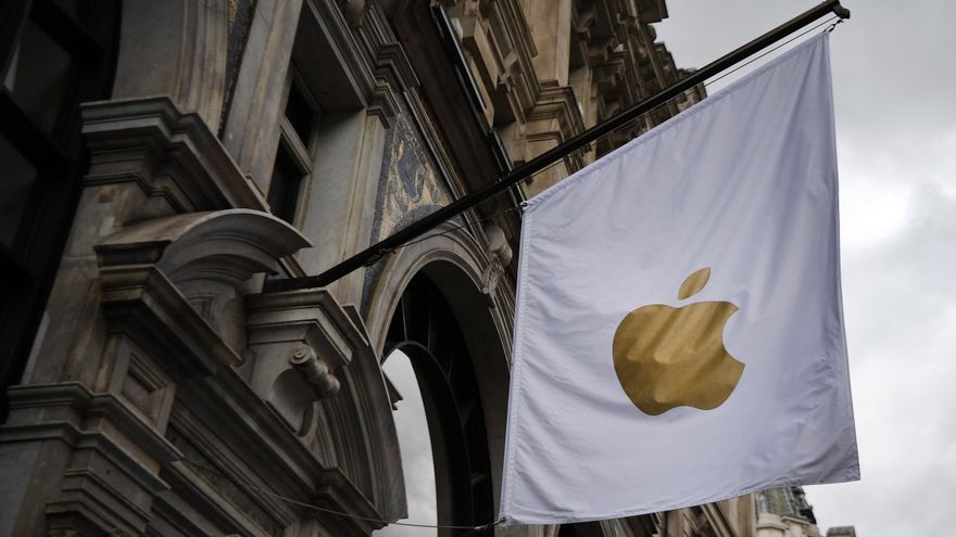 Una bandera con el símbolo de Apple decora el exterior de una tienda.