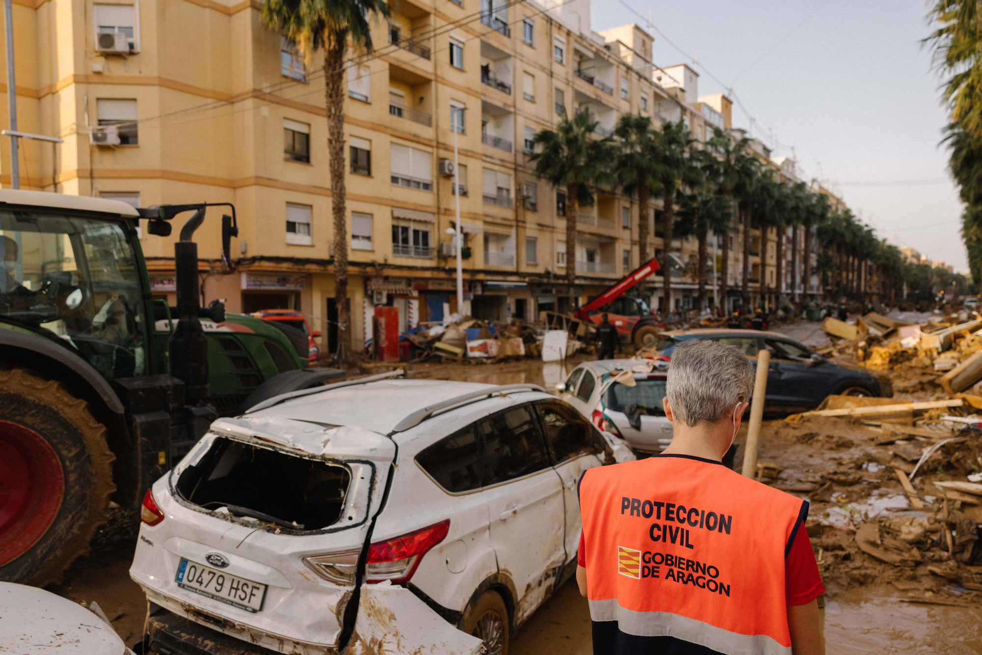 Efectivos del Gobierno de Aragón durante la limpieza de las calles de Catarroja