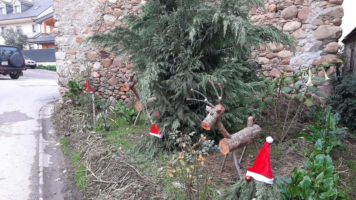 Acceso al Belén de Carracedelo, obra de Ángel Rodera 'Gelo'. 