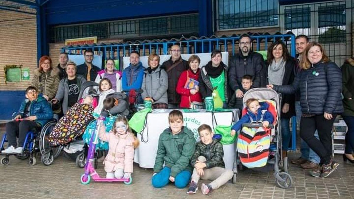 Algunos integrantes de la asociación PERA de Zaragoza realizando actividades antes de la pandemia.