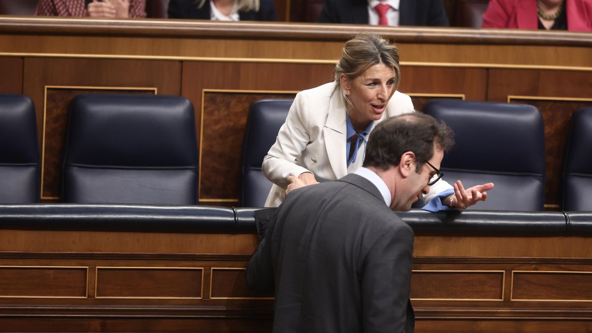 Yolanda Díaz y Carlos Cuerpo, durante un pleno en el Congreso
