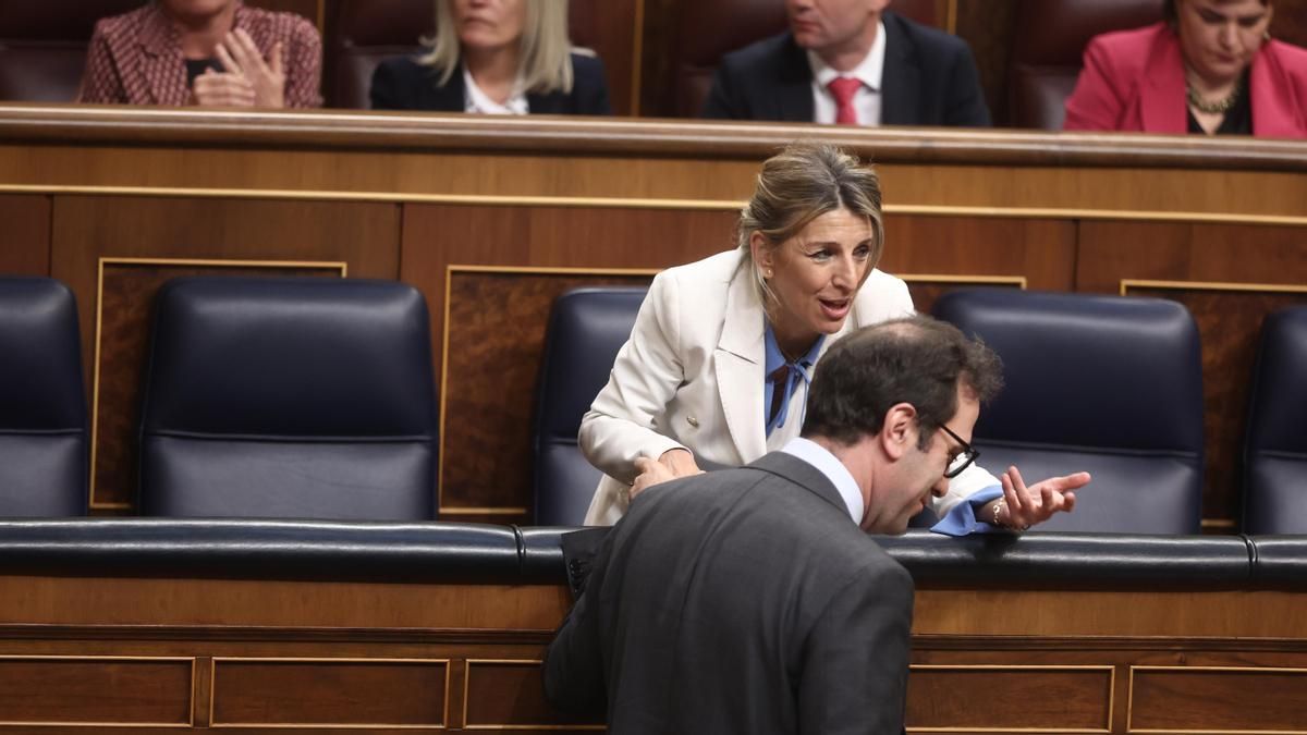 Yolanda Díaz y Carlos Cuerpo, durante un pleno en el Congreso