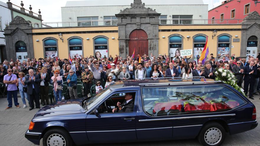 Fotogalería | Homenaje y entierro a las víctimas del franquismo localizadas en el Pozo de Tenoya.