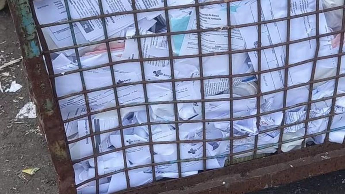 Encuentran en un contenedor de basura miles de documentos clínicos sin destruir pertenecientes al Hospital El Bierzo