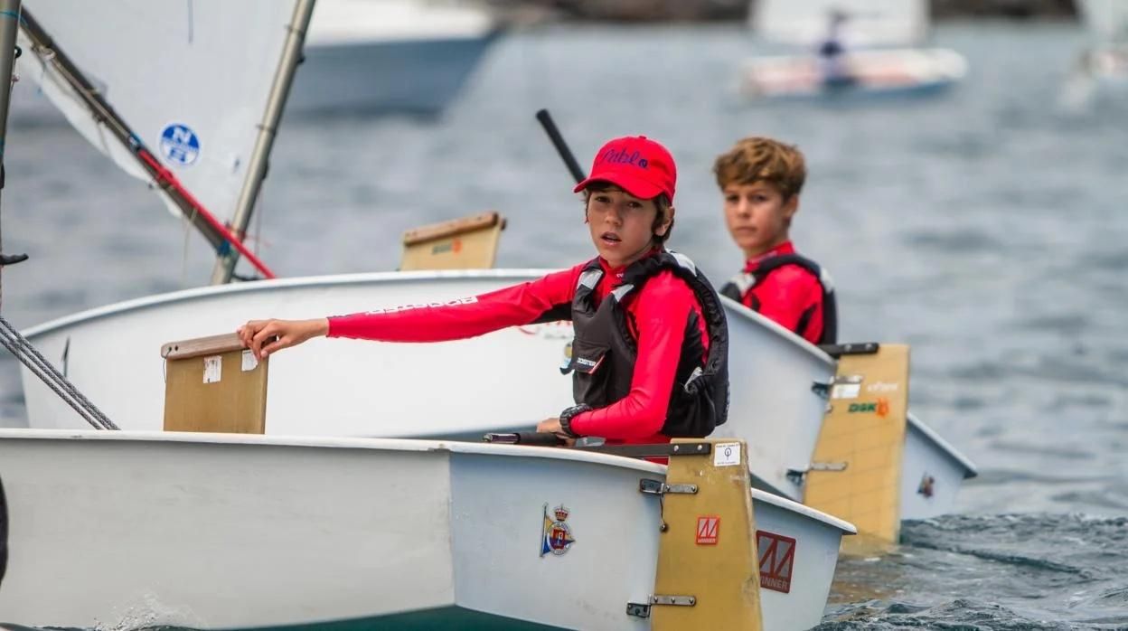 Niños practicando deportes náuticos en Gran Canaria.