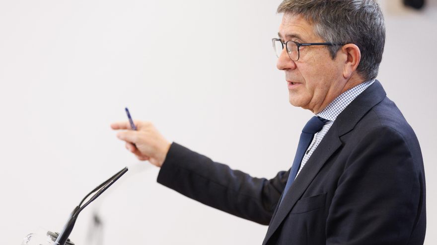 El portavoz del PSOE en el Congreso, Patxi López, interviene durante una rueda de prensa posterior a la reunión de la Junta de Portavoces, en el Congreso de los Diputados, a 18 de abril de 2023