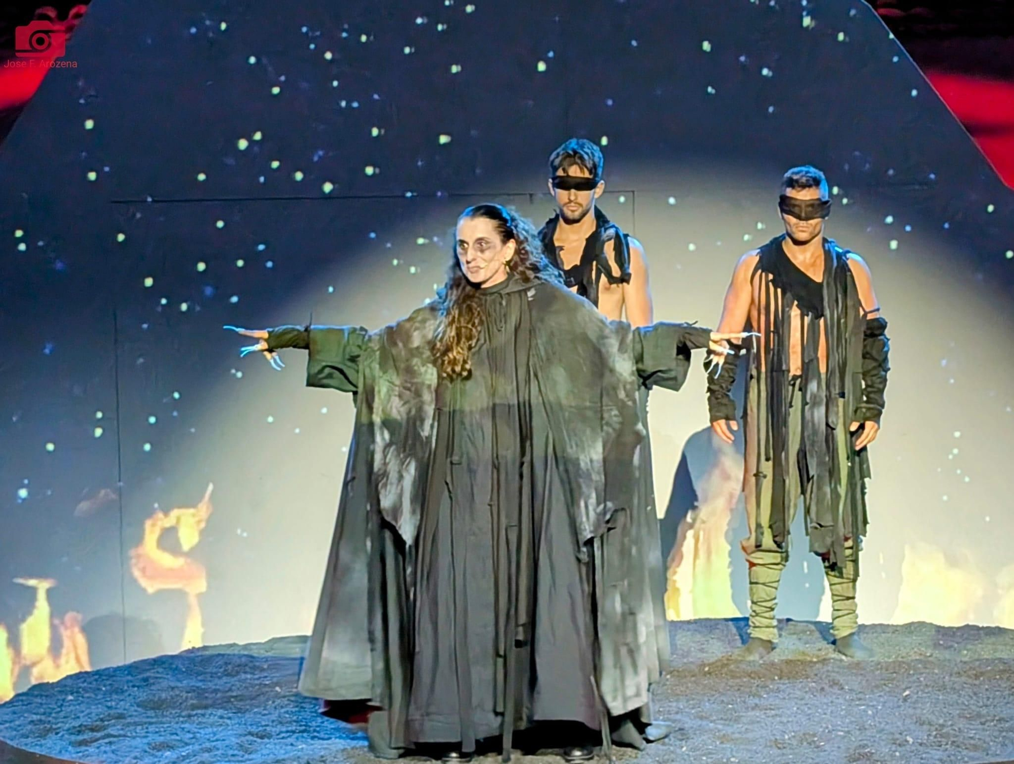 ´Representación en la noche de este viernes  del ‘El Carro Alegórico y Triunfal: El corazón de María’  en la Plaza de Santo Domingo, en Santa Cruz de La Palma.